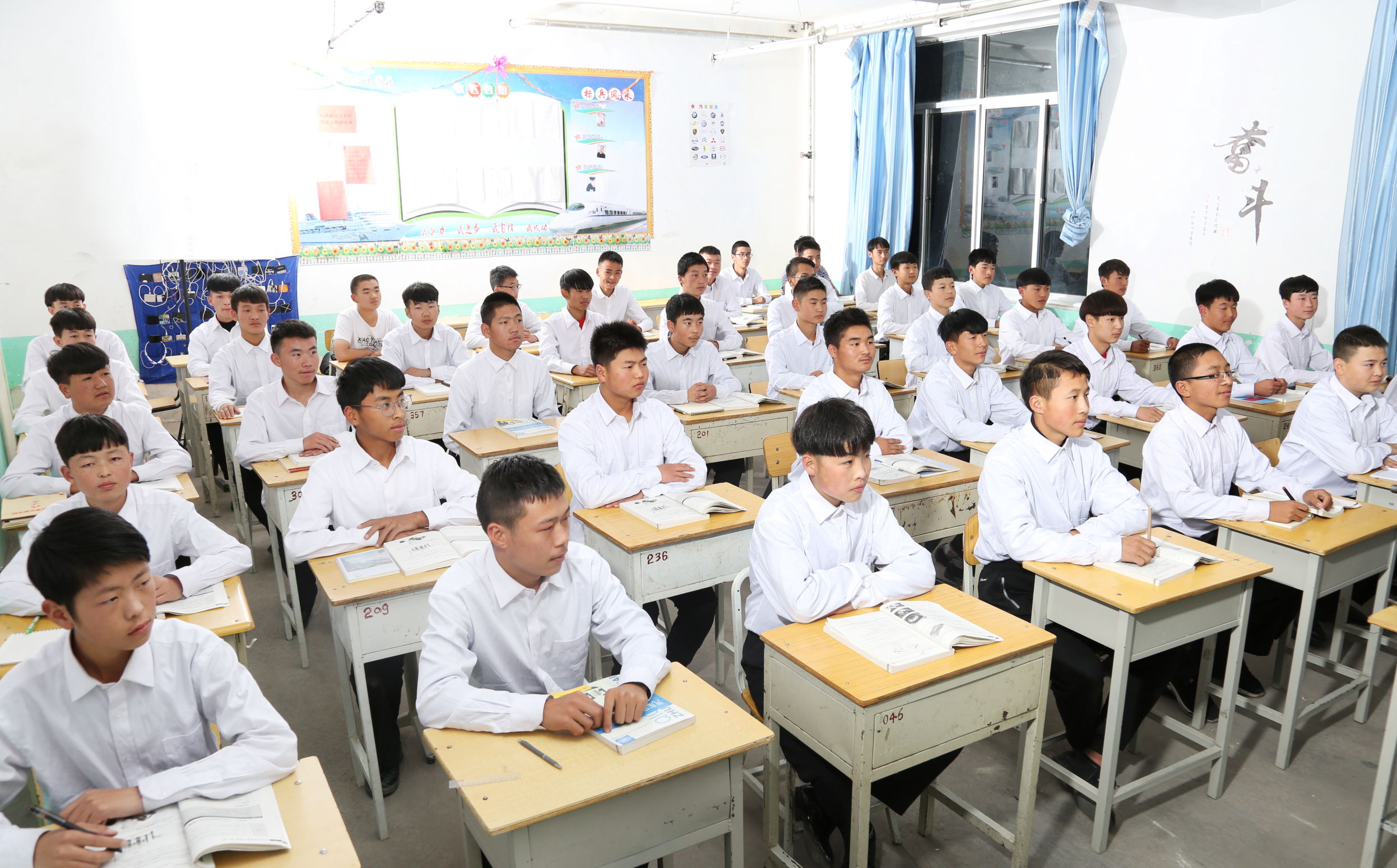 初中毕业上技校学什么专业好，男幼师前景如何？适合这个专业吗？